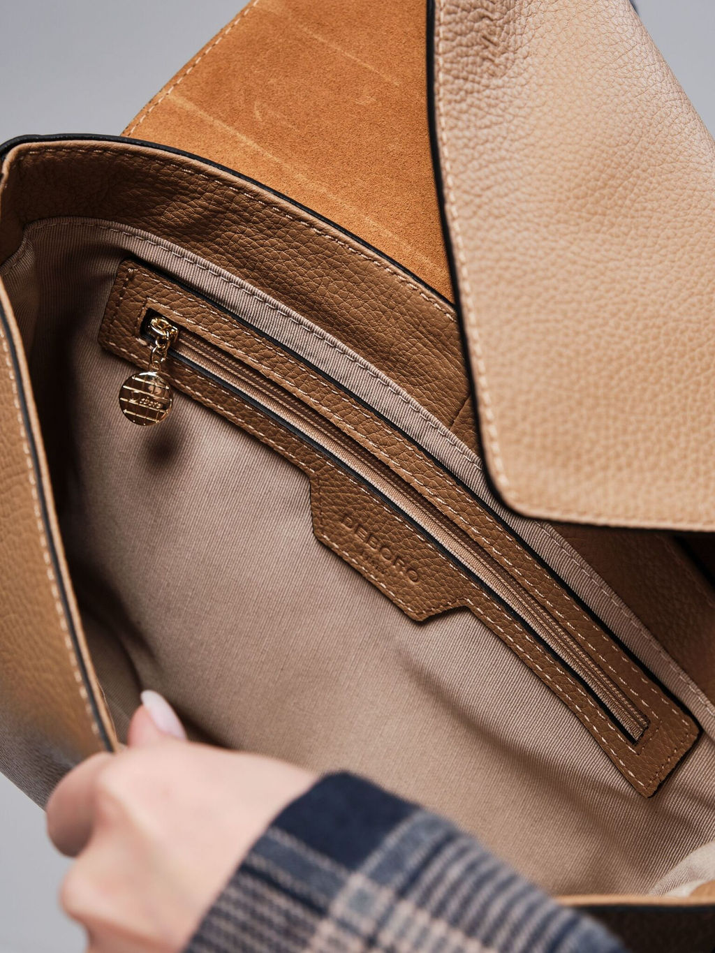 Сумка кожаная через плечо Deboro 30181 нюдовая