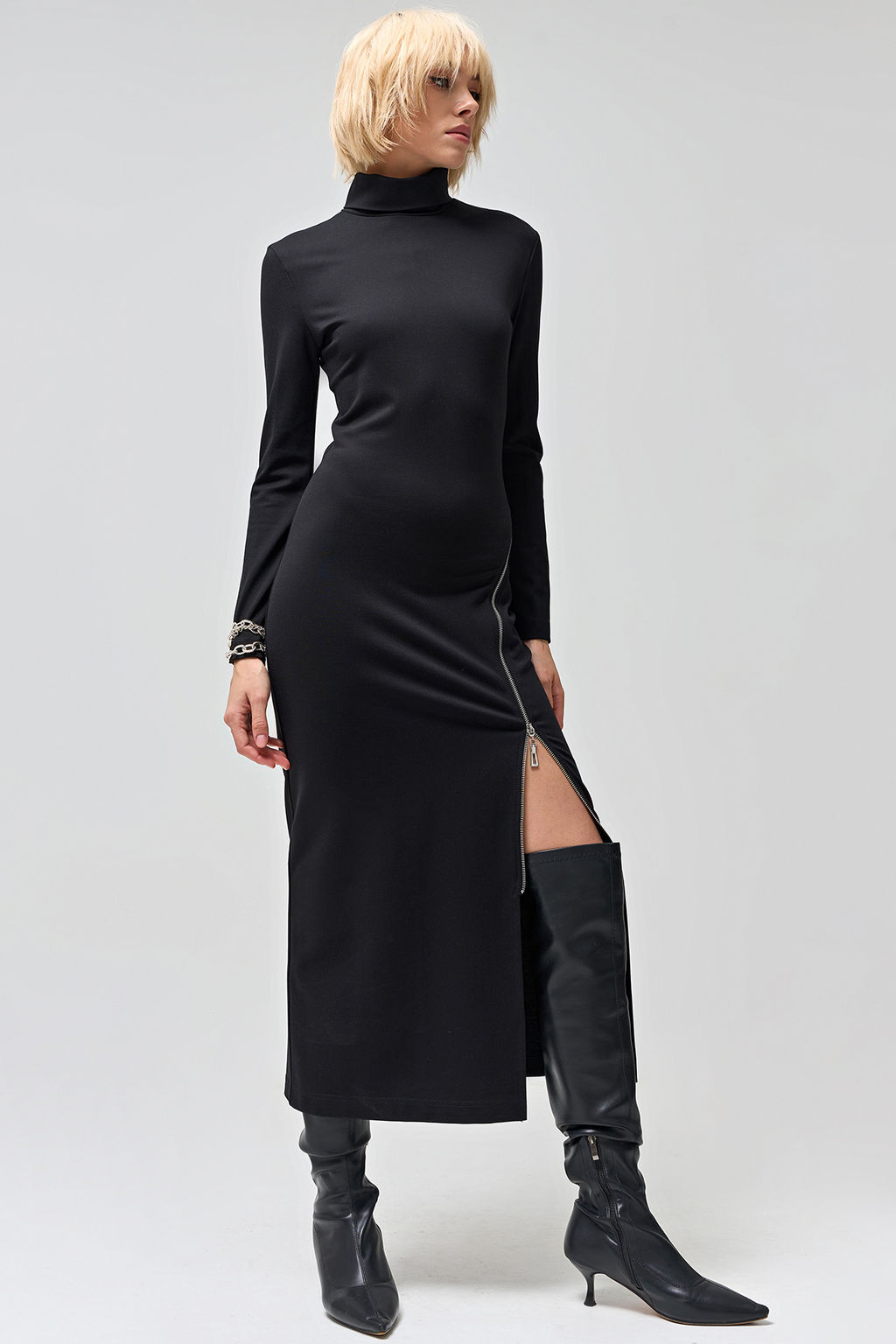 Платье из плотного трикотажа с застежкой на молнию черное
