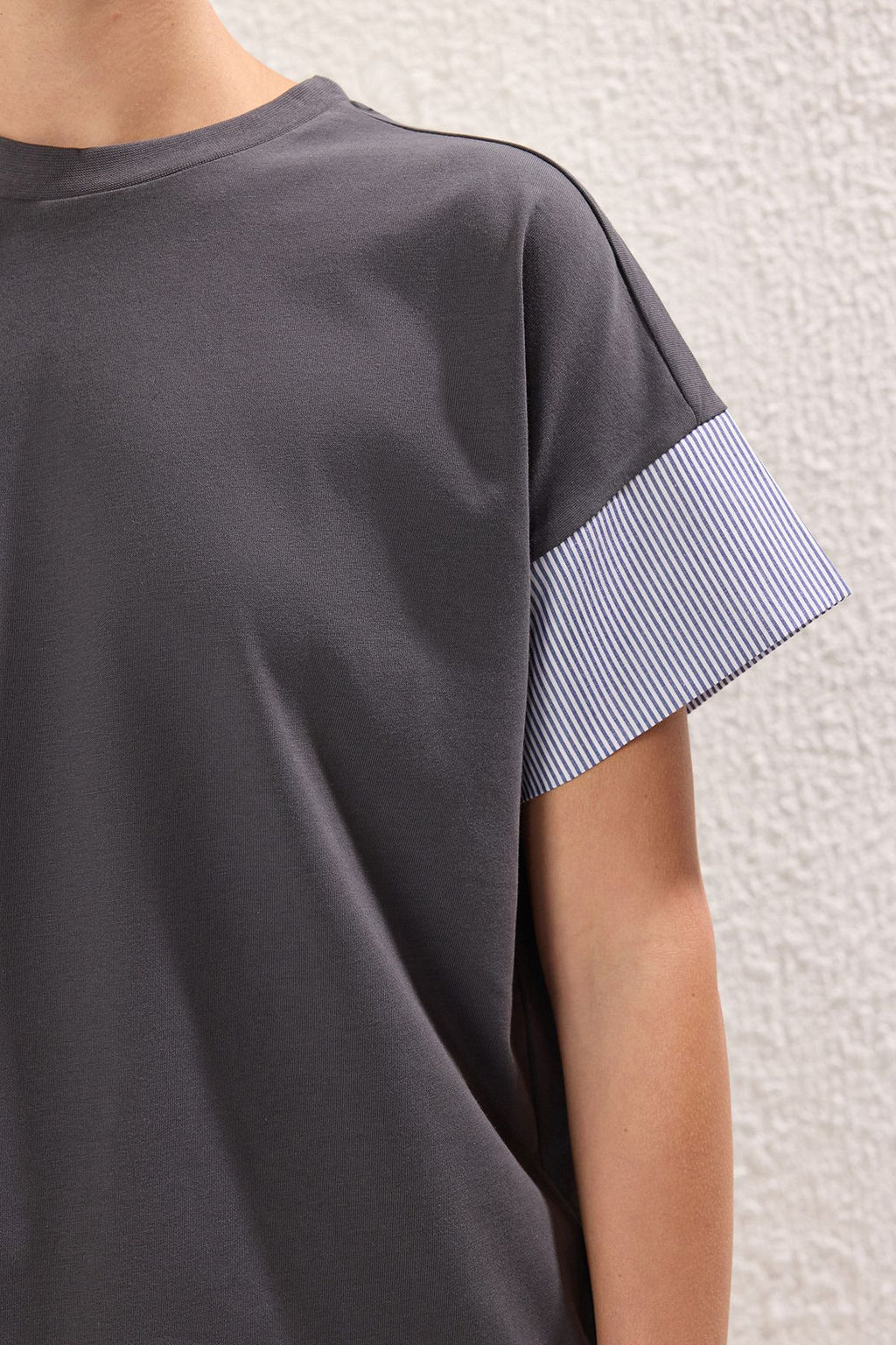 Antrasit Kal?n Pamuklu Relaxed/Rahat Kesim Poplin Kol Detayl? Orme T-Shirt TWOSS24TS00007