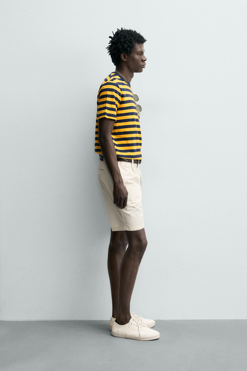 BERMUDA REGULAR FIT PLIEGUES / Blanco roto