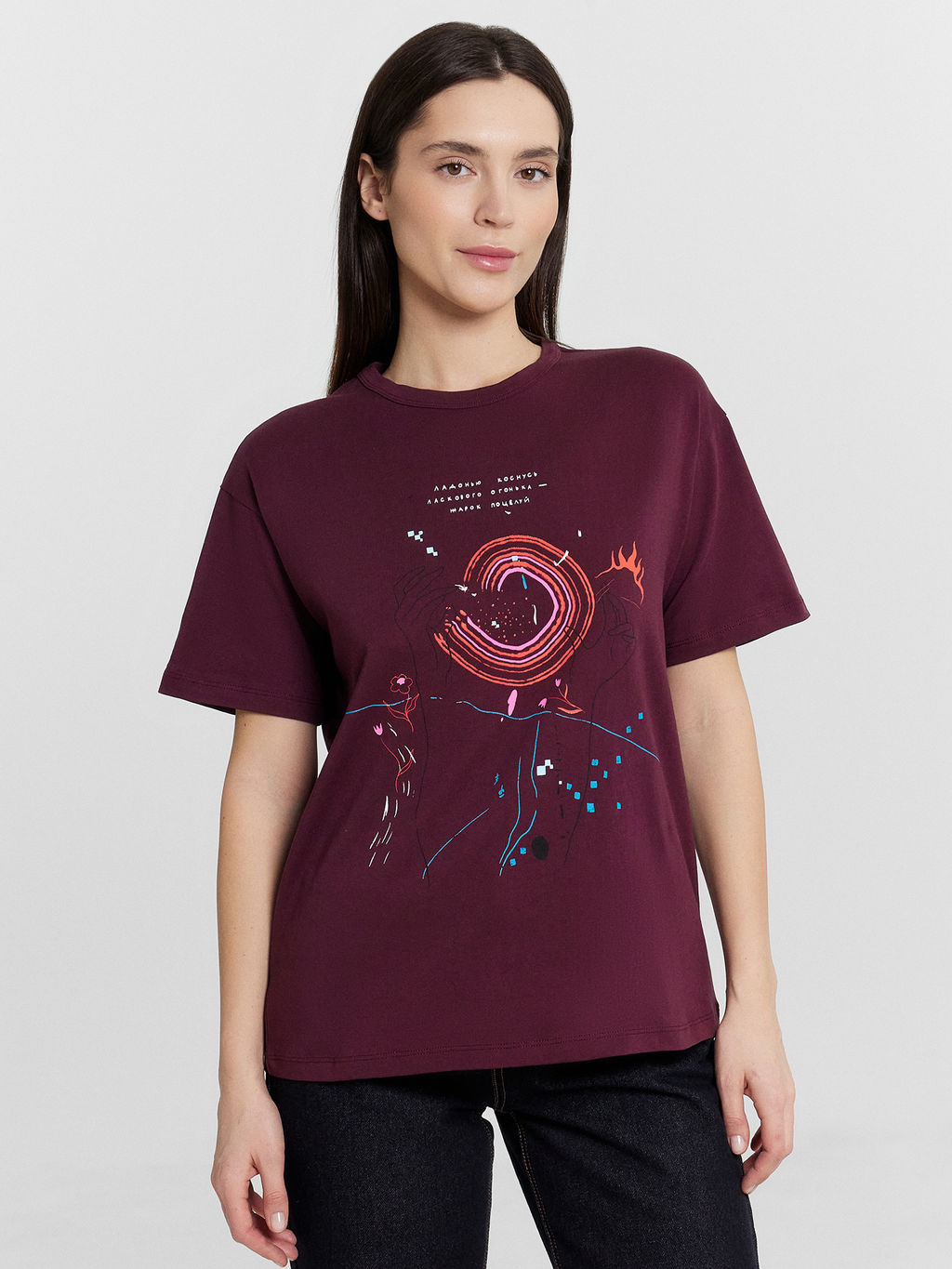 Футболка женская с принтом и надписью ладонью коснусь ласкового огонька... - Mark formelle фото 2