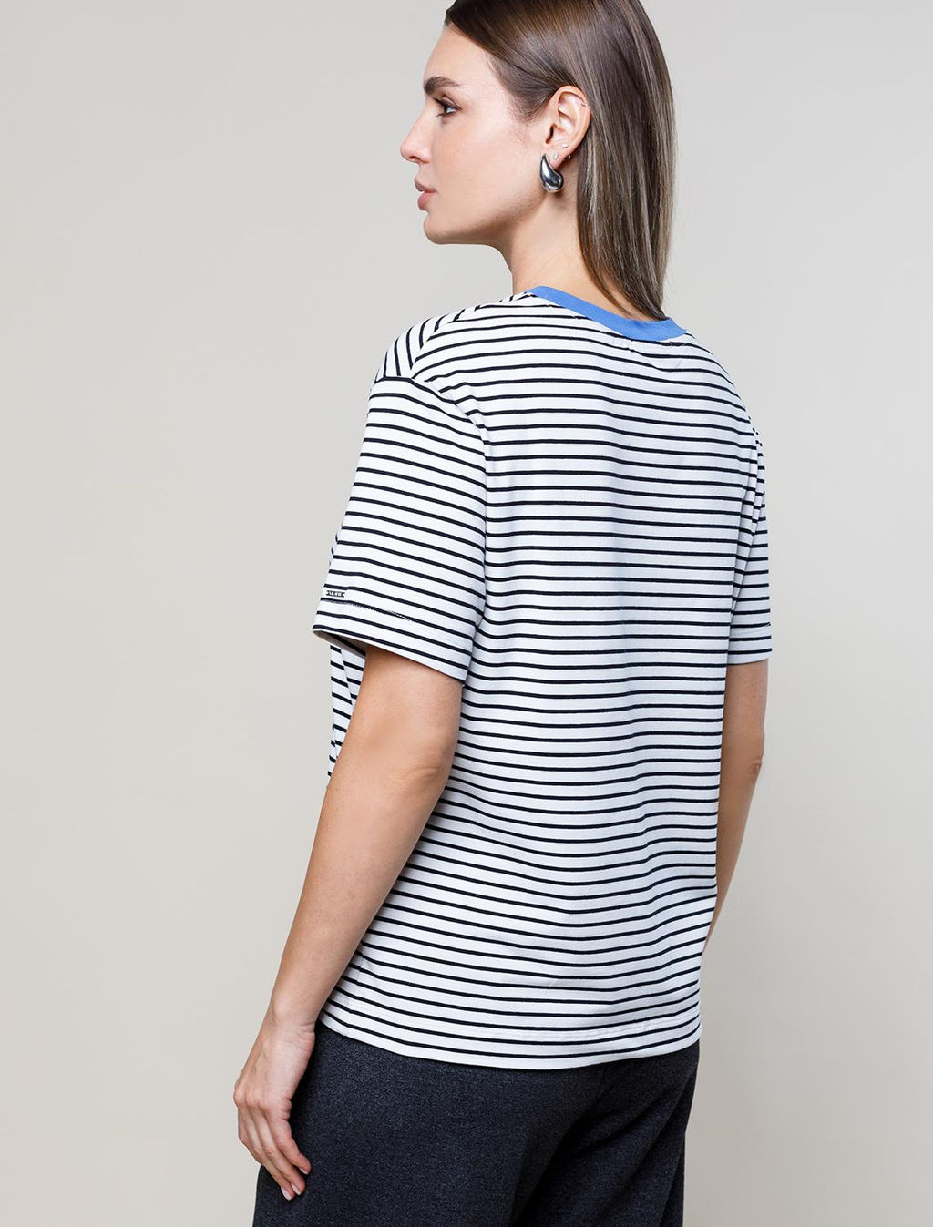 Футболка из эластичного хлопка с принтом-нашивкой - Vilatte фото 4