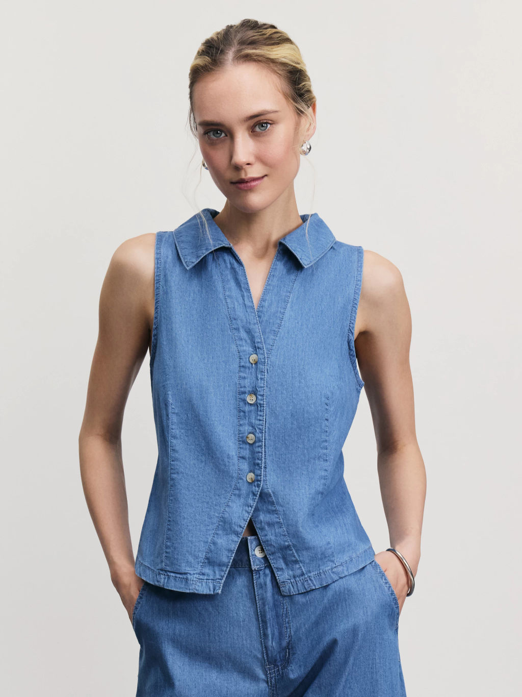 Джинсовая рубашка без рукавов / Zarina