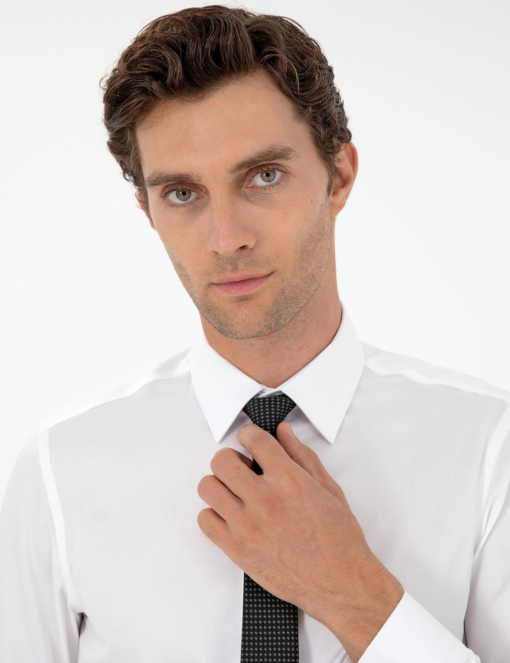 Белая приталенная рубашка с длинным рукавом