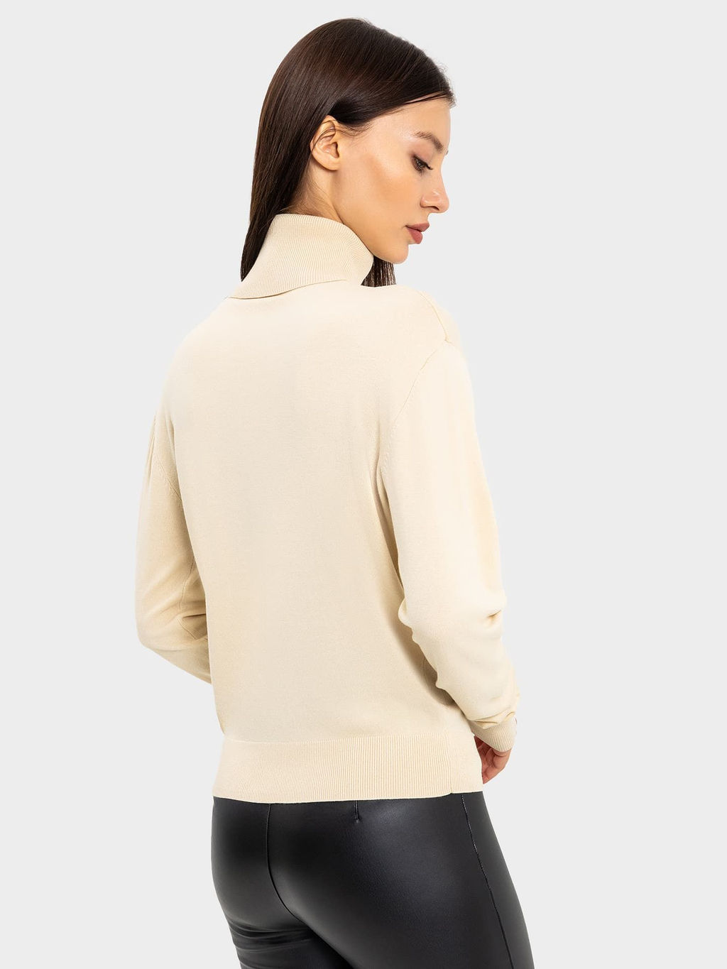 Свитер женский молочный из вискозы молочный 122817 - Mark formelle фото 4