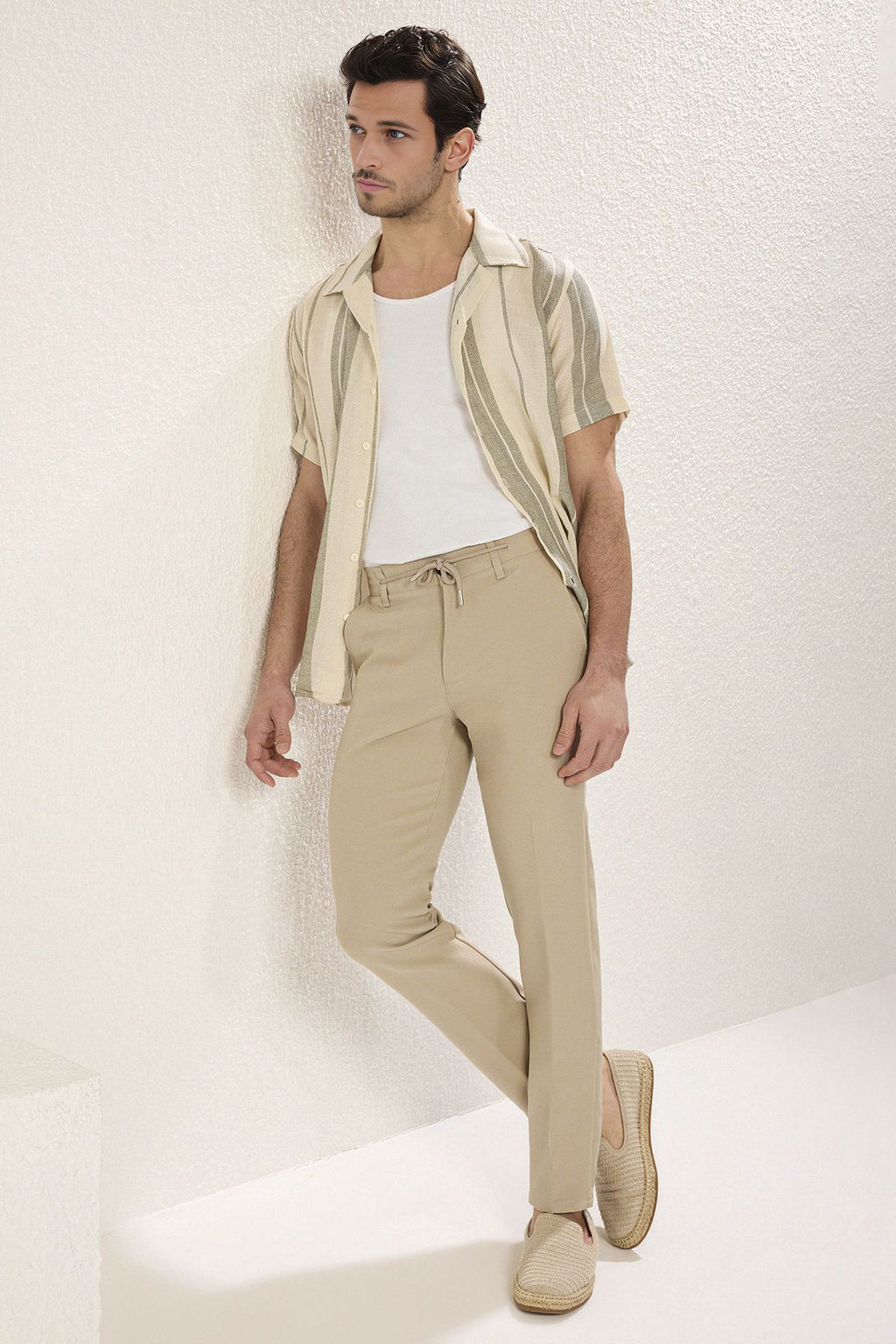 TRENDYOL MAN Siyah Slim Fit Beli Baglama Detayl? Lastikli Kumas Dokuma Pantolon TMNAW25PL00027