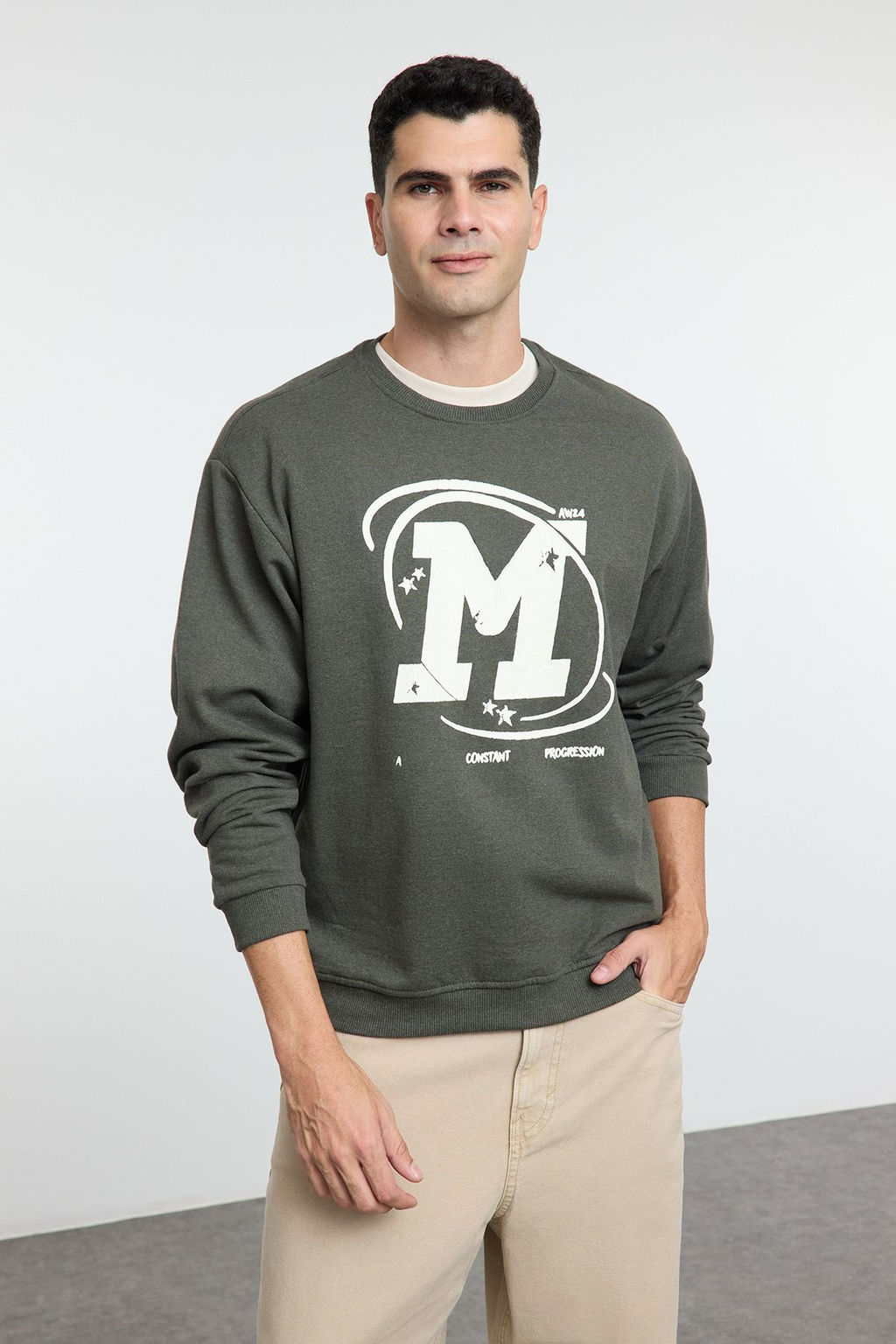 TRENDYOL MAN Haki Oversize/Genis Kesim Catlak Bask? Ici Polarl? Sweatshirt TMNAW25SW00062 - Trendyolmilla фото 2