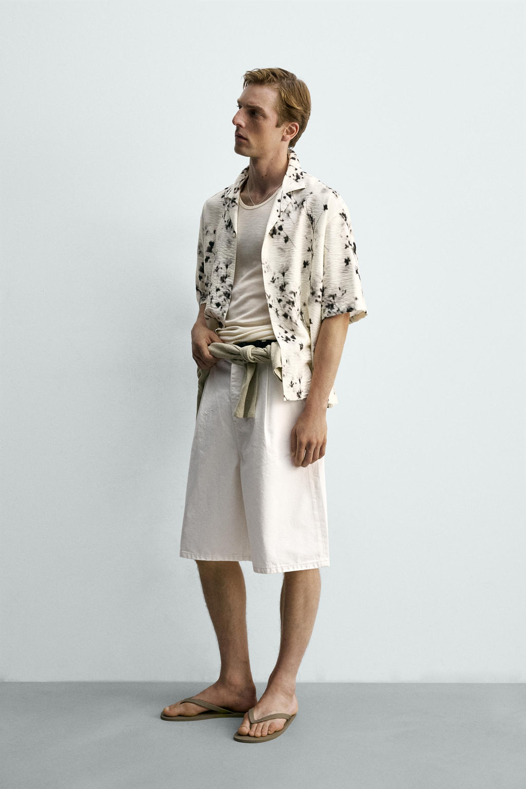CAMISA RELAXED FIT ESTAMPADO FLORAL / Blanco roto