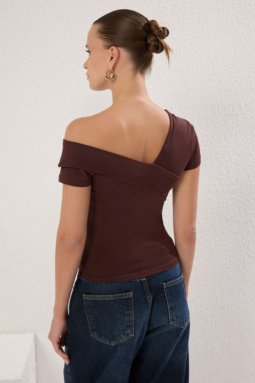 Kahverengi Asimetrik Yaka Fitted/Vucuda Oturan Orme Bluz TWOSS25BZ00381