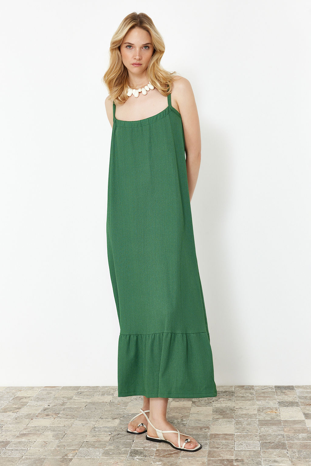 TRENDYOLMILLA Siyah S?rt Detayl? Ask?l? Burumcuk/Dokulu Maxi Orme Elbise TWOSS24EL00259