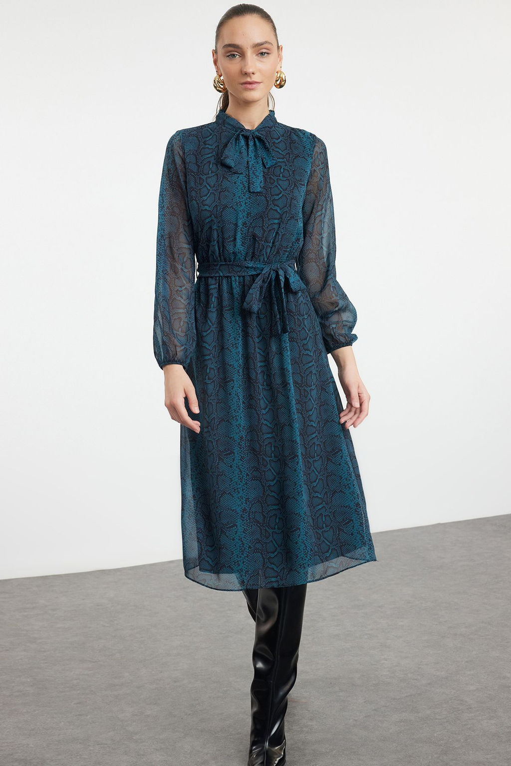 TRENDYOLMILLA Zumrut Yesili Baglama Detayl? Dokuma K?sl?k Elbise TWOAW21EL0458