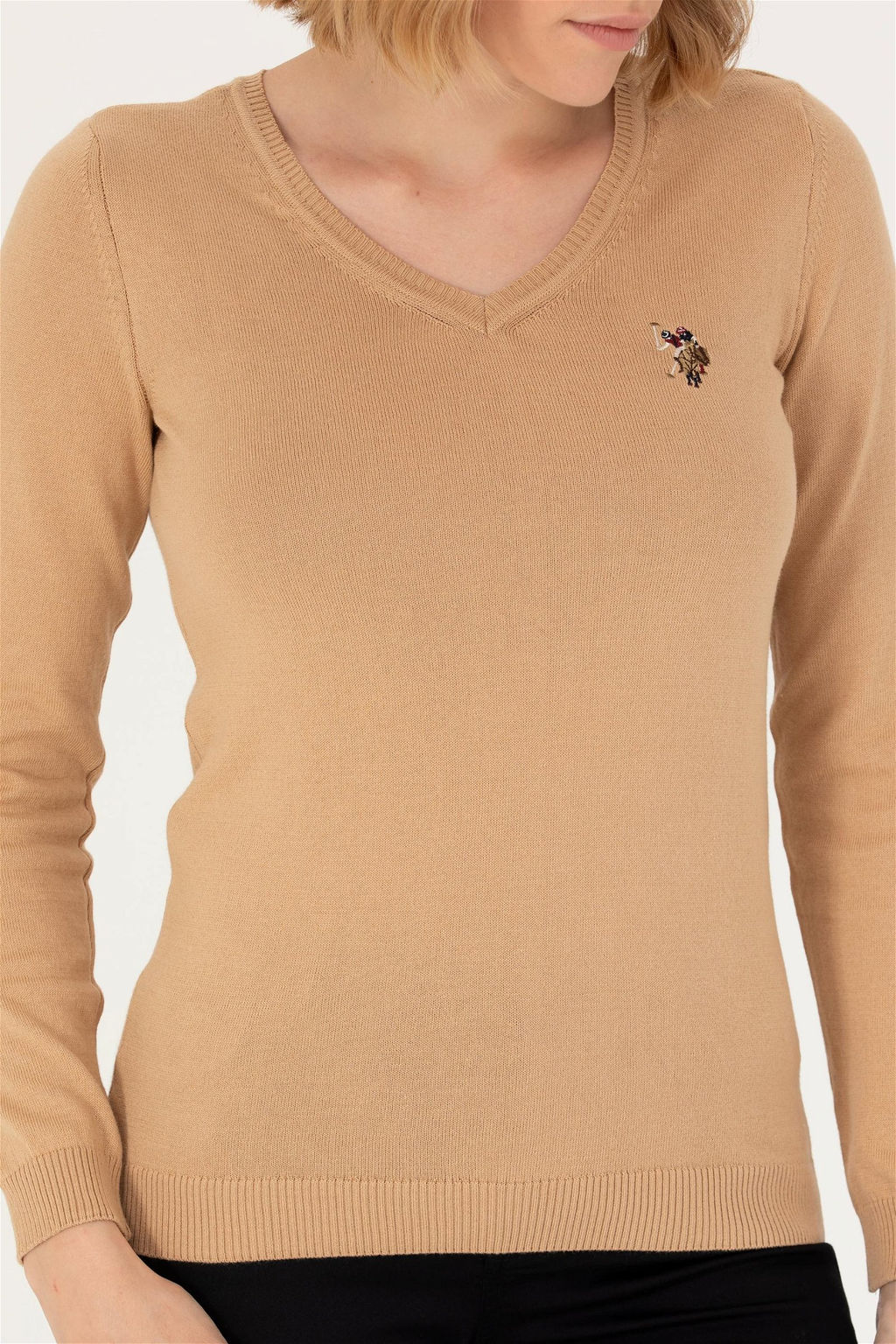 U. S. Polo Assn Женский базовый свитер песочного цвета с v-образным вырезом - U.s. polo assn фото 13