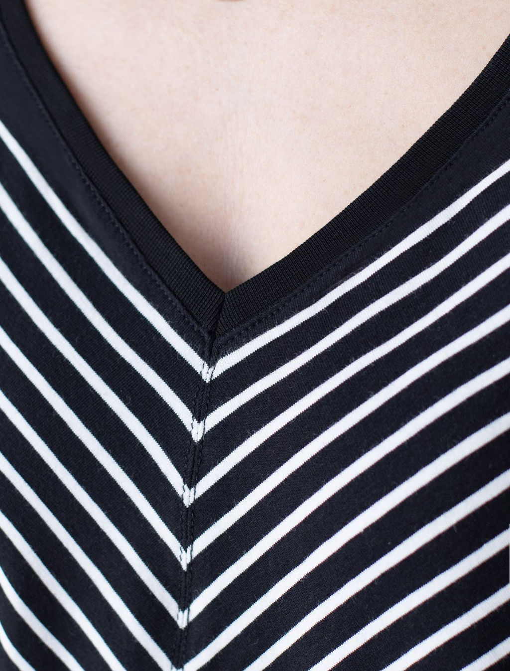 D49.069 Футболка женская черно-белый