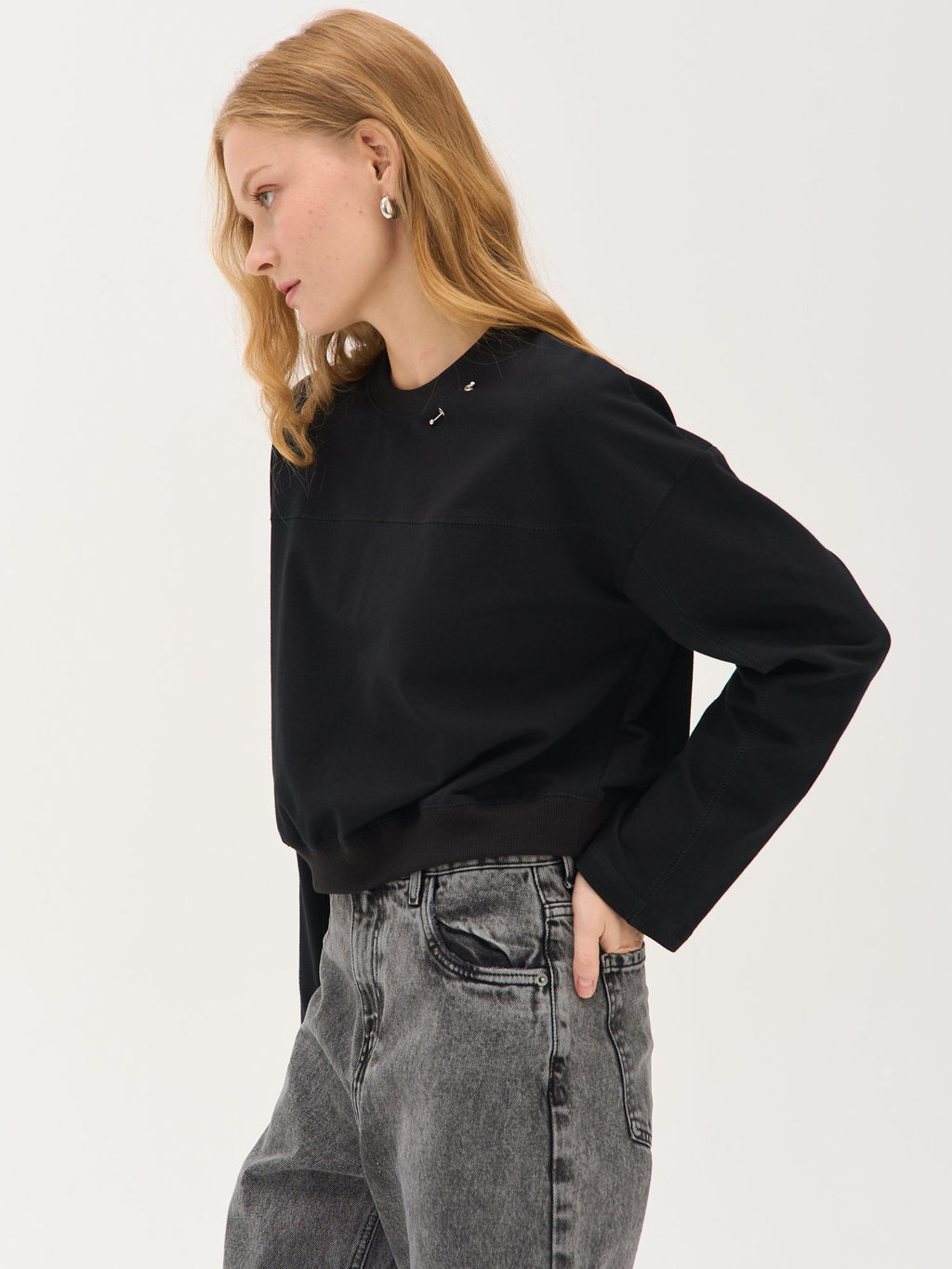 Свитшот укороченный с декором "Уголь" женский