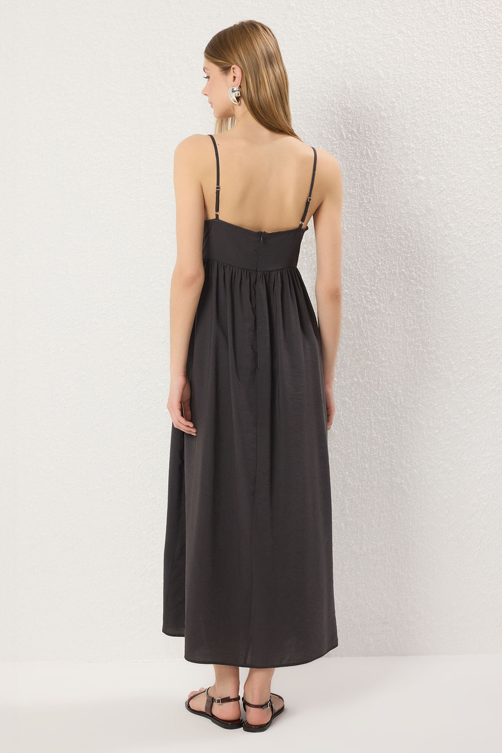 Trendyolmilla Antrasit Etegi Belden Ac?lan Maxi Modal Dokuma Elbise TWOSS25EL00624  фото 4