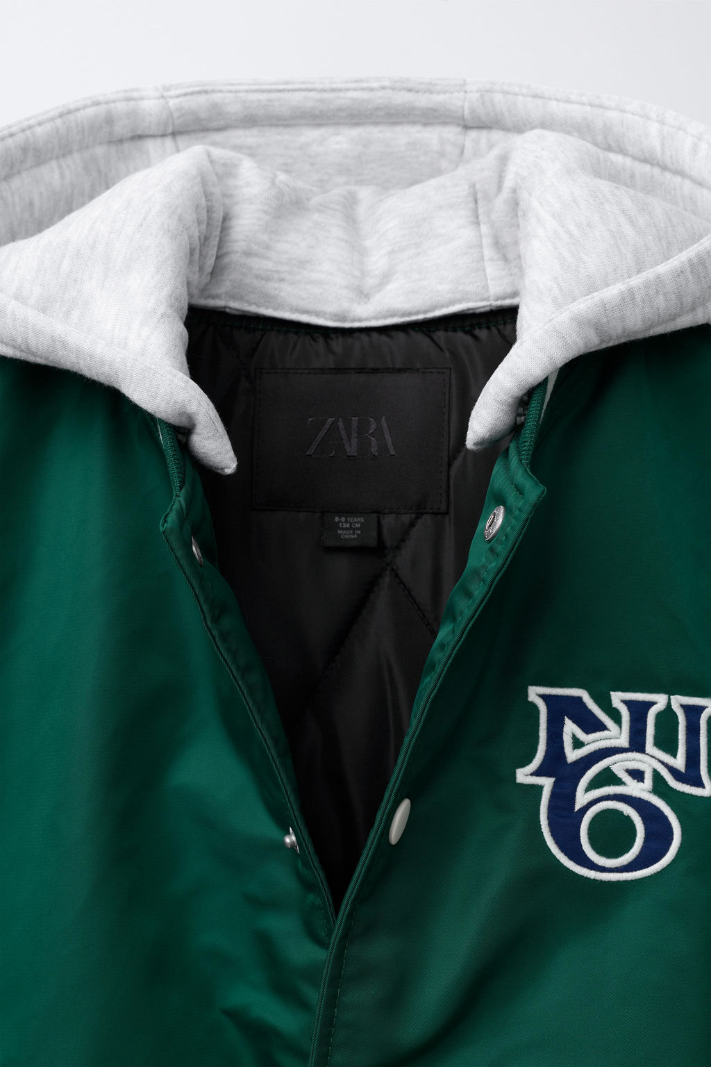 CAZADORA BOMBER NYLON TEXTO CAPUCHA DESMONTABLE / Verde - Zara фото 8