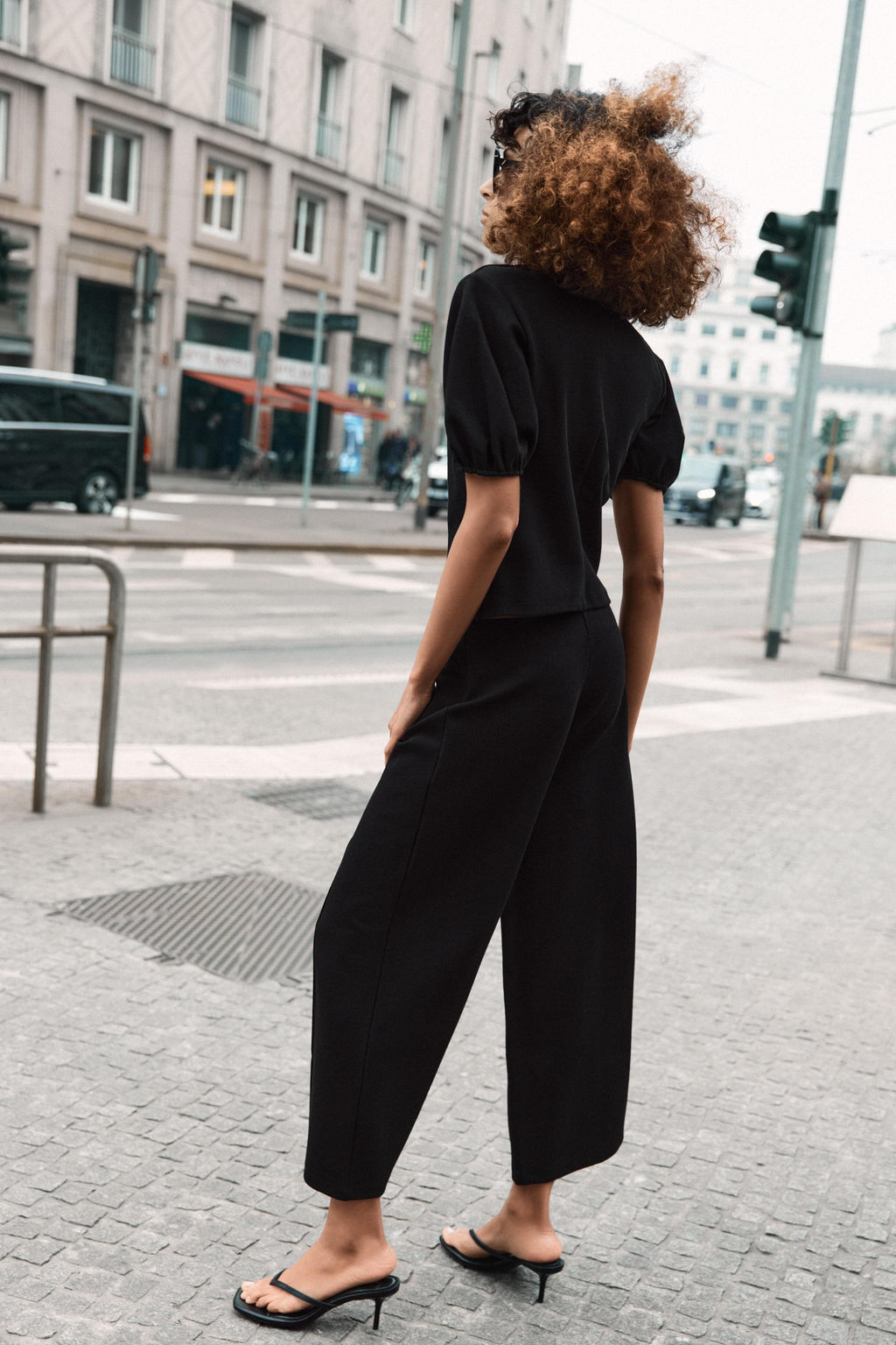 TOP MANGA ABULLONADA / Negro - Zara фото 5