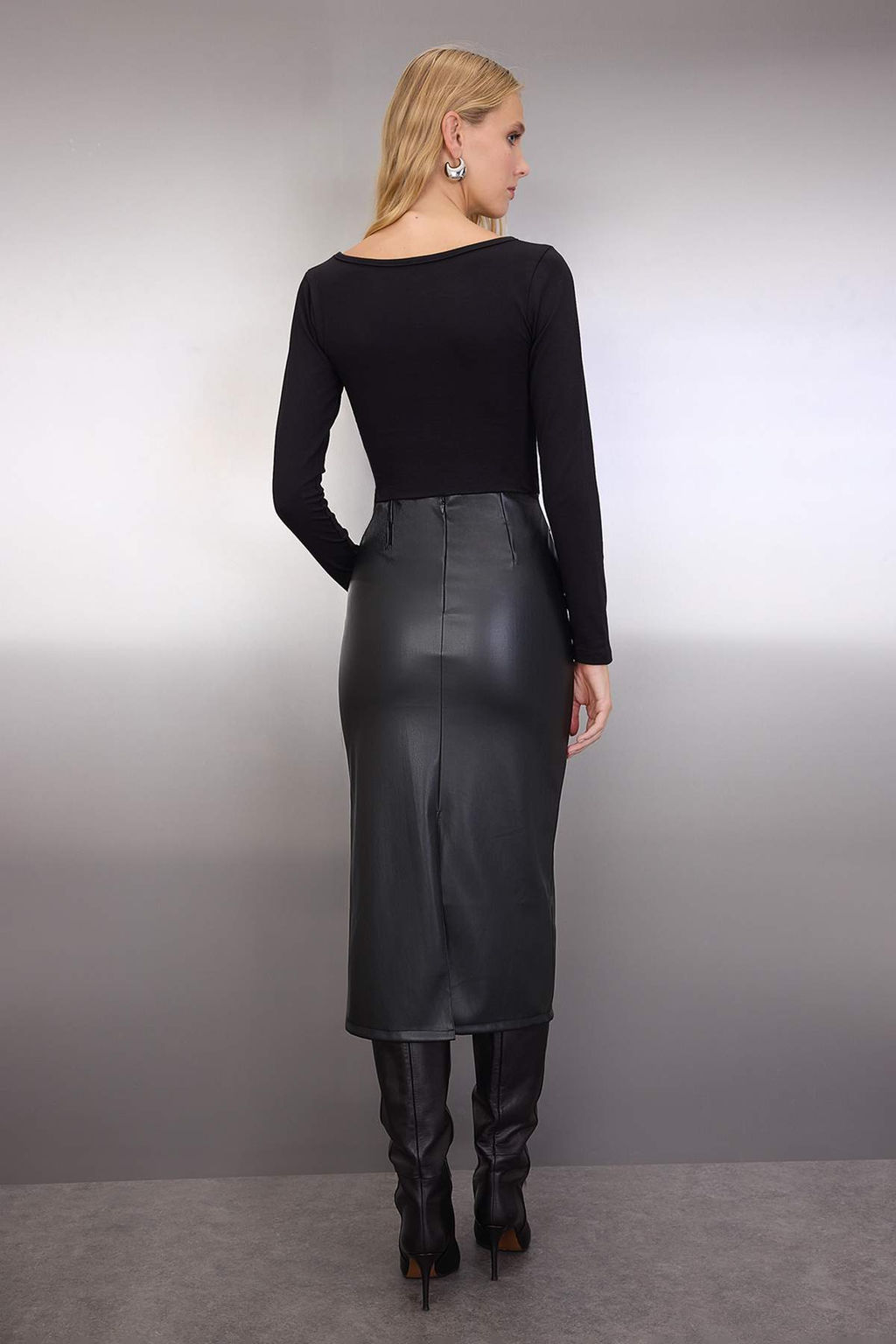 Siyah Duz Kemerli Bodycone/Vucuda Oturan Midi Suni Deri Orme Elbise TWOAW26EL00041