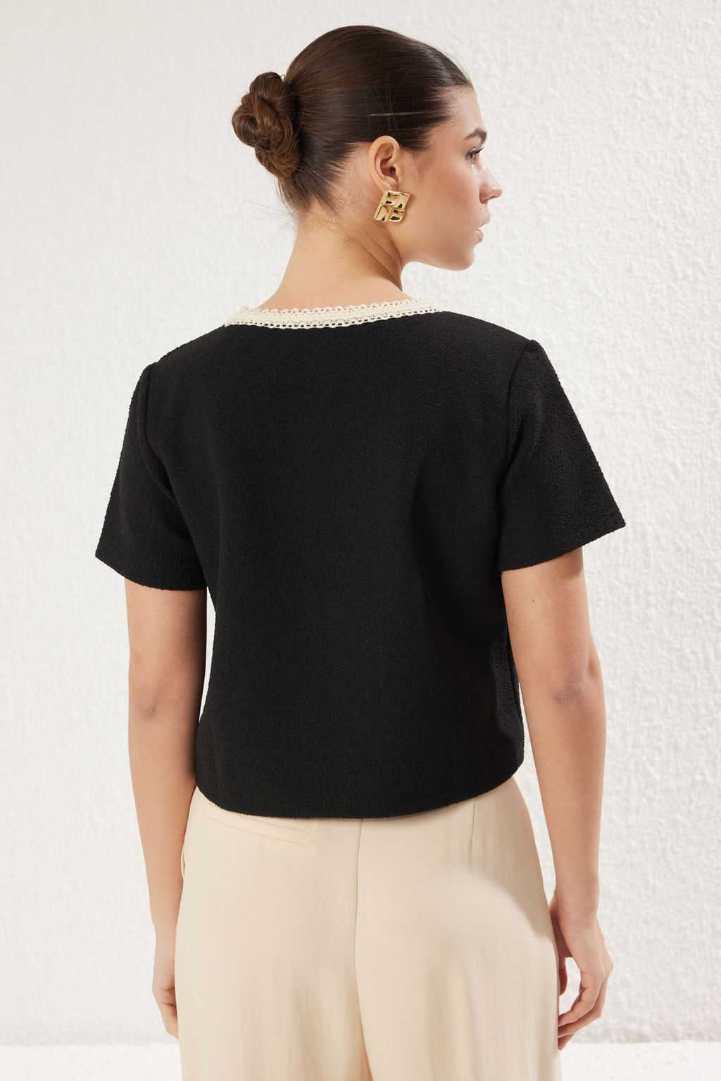 Trendyolmilla Siyah Renk Bloklu Crop Regular/Normal Kal?p Tuvit Orme Bluz TWOSS25BZ00018