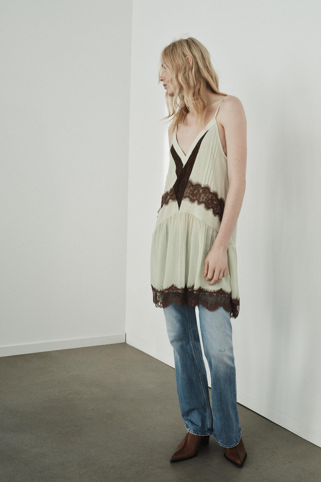 SHORT DRESS WITH CONTRAST LACE - Zara фото 2