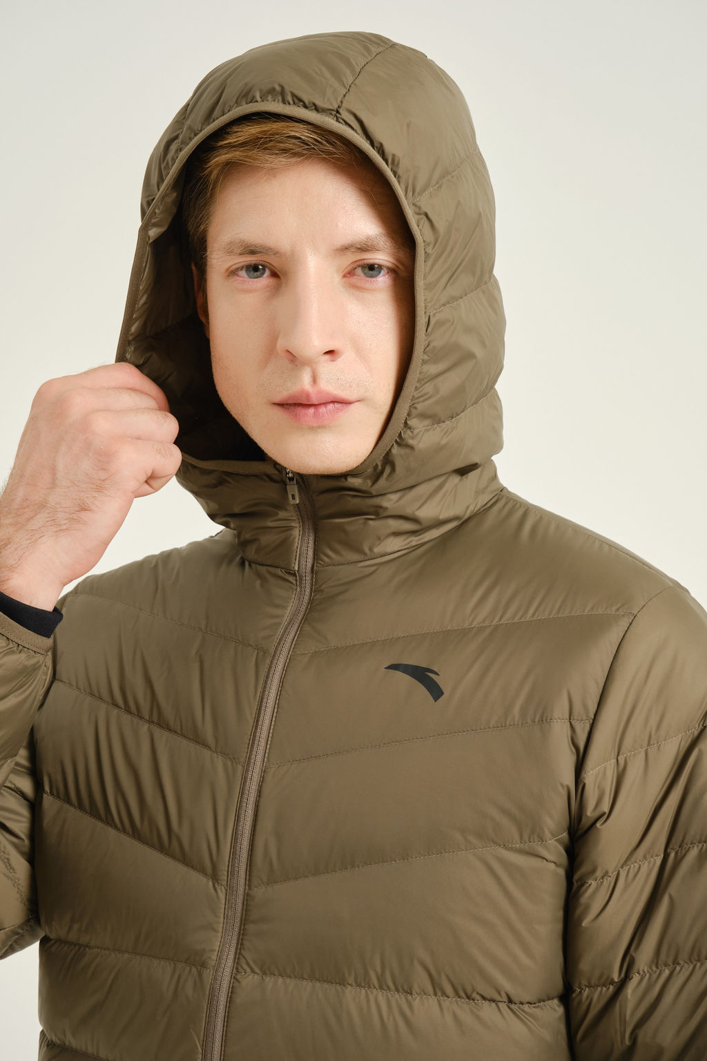 Пуховик лёгкий с капюшоном Темно-зеленый