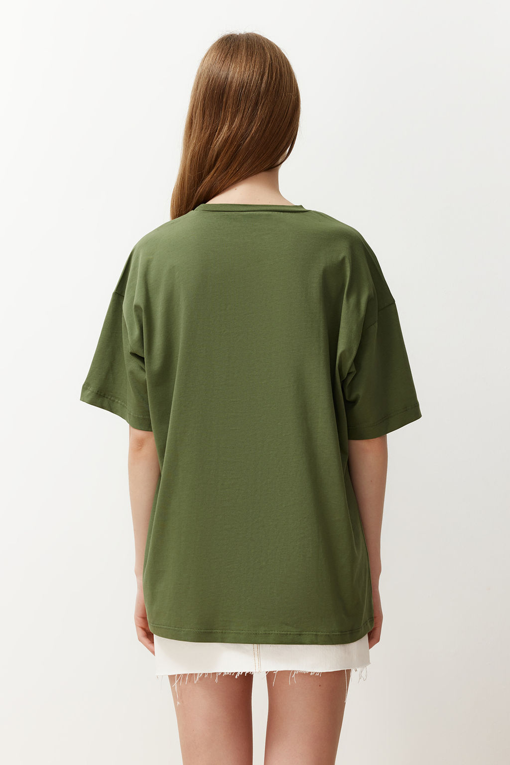 TRENDYOLMILLA Beyaz %100 Pamuk Bisiklet Yaka Oversize/Genis Kal?p Orme T-Shirt TWOSS20TS0134  фото 51