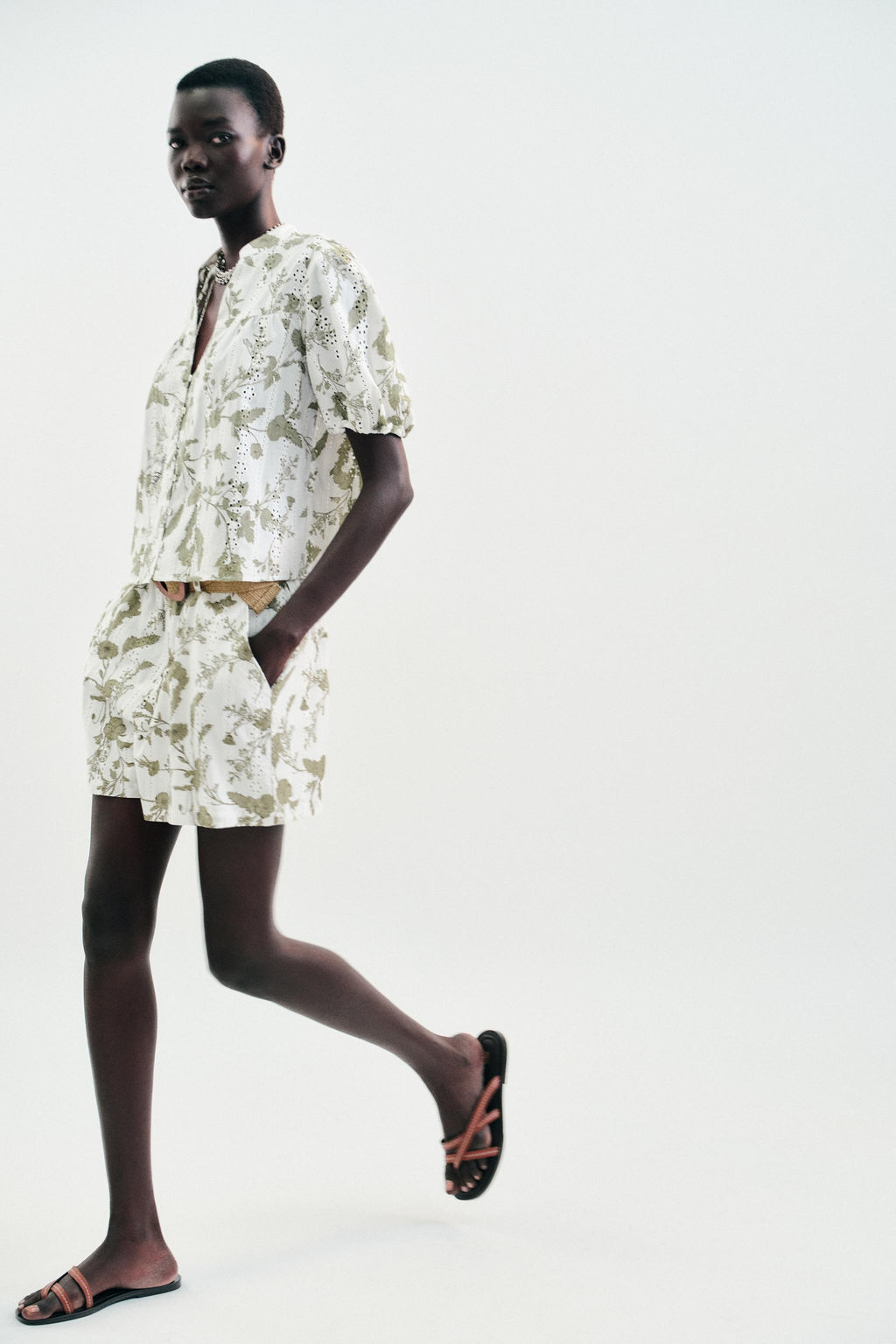 PRINTED BERMUDA SHORTS WITH PERFORATED EMBROIDERY - Zara фото 7