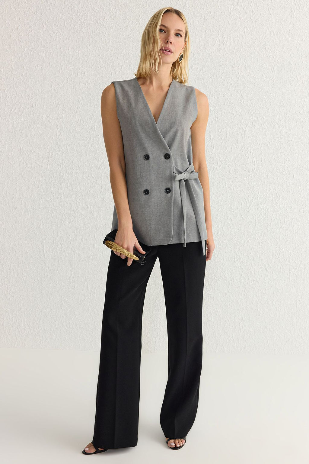 TRENDYOLMILLA Gri Oversize Baglama Detayl? Poliviskon Dokuma Yelek TWOSS25YE00013