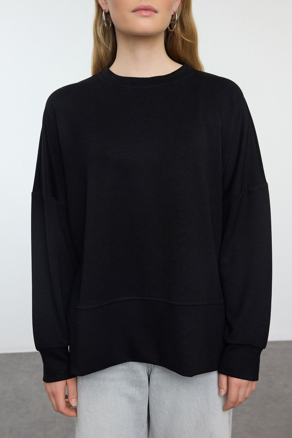Siyah Oversize/Genis Kesim Y?rtmacl? Bisiklet Yaka Yumusak Tuseli Orme Sweatshirt TWOAW25SW00057 - Trendyolmilla фото 3