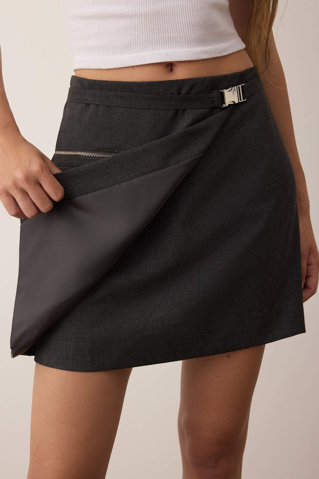 Antrasit Kemer ve Cep Detayl? Kruvaze Kapamal? Dokuma Mini Etek TWOAW26ET00017 - Trendyolmilla фото 3