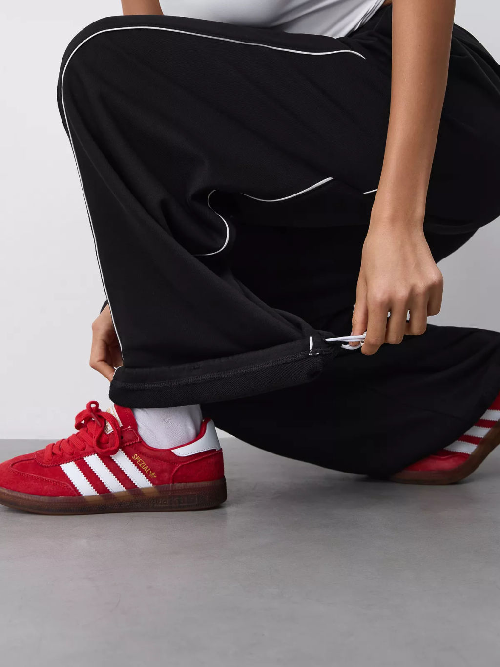 Спортивные брюки с декоративными кантами