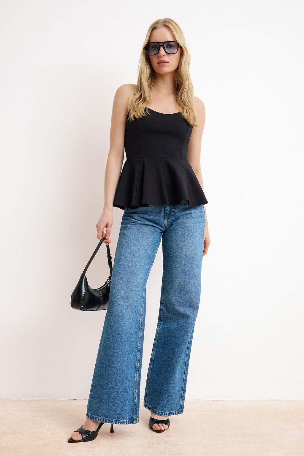 Siyah Peplum Havuz Yaka Ince Ask?l? Kolsuz Interlok Orme Bluz TWOSS26BZ00273 - Trendyolmilla фото 2