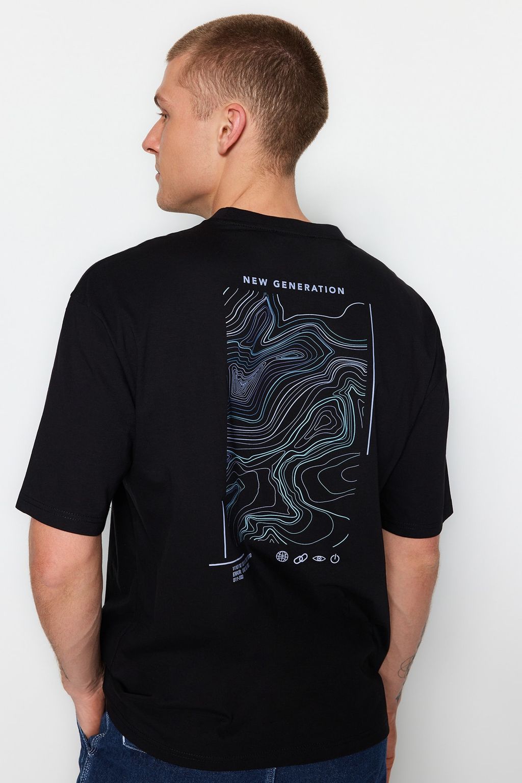 TRENDYOL MAN Beyaz Oversize/Genis Kesim Bask?l? %100 Pamuklu T-Shirt TMNSS23TS00238