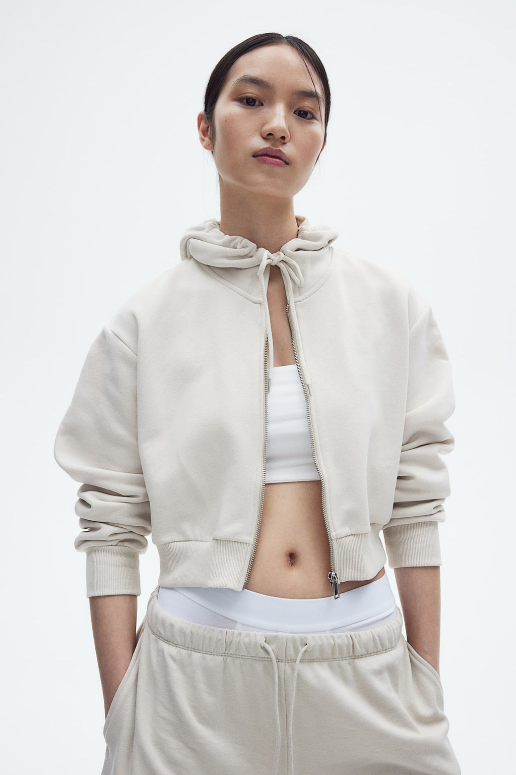 Chaqueta sudadera cropped con capucha y cremallera