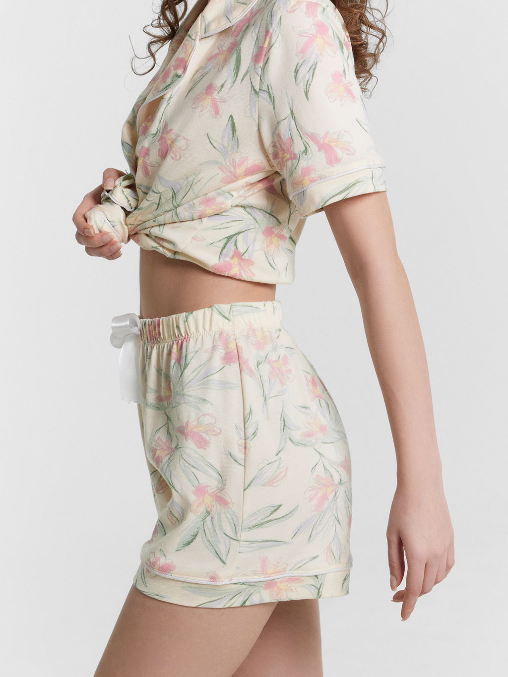 Пижама женская с цветочным принтом лилии на сливочном 592478 - Mark formelle фото 9