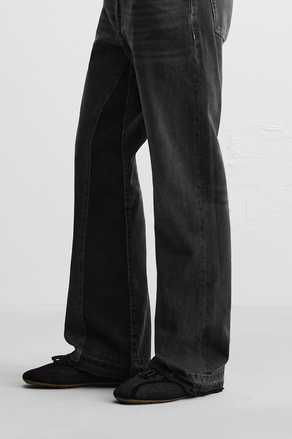 JEANS FLARE FIT ROTOS / Negro - Zara фото 5
