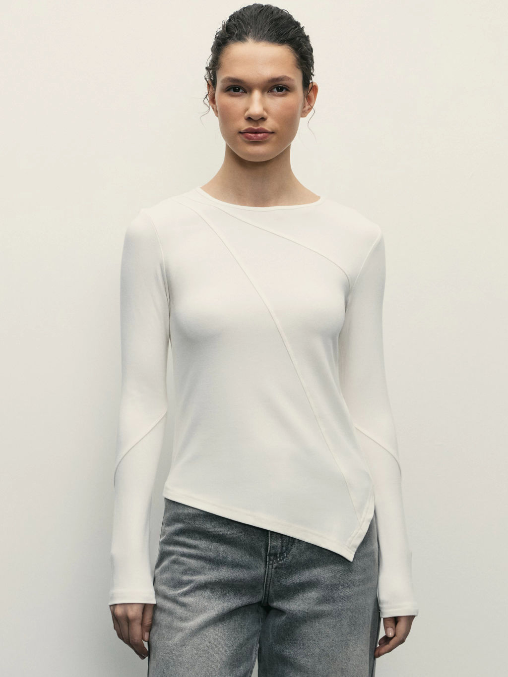 Лонгслив из вискозы асимметричного кроя / Zarina  фото 3