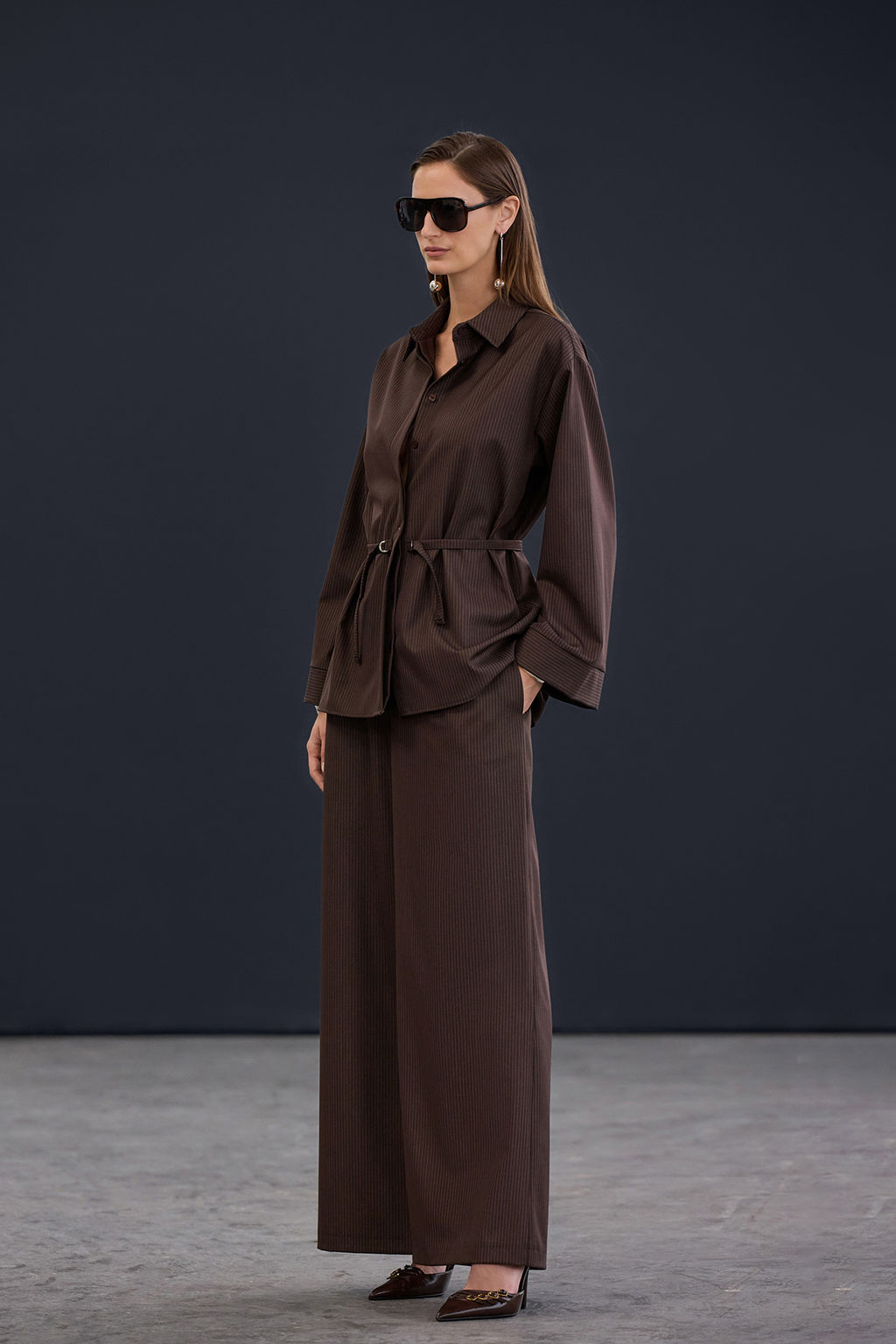 Trendyol Studio Kahverengi Cizgili Belden Ayarlanabilir Dokumlu Oversize Gomlek TWOAW26GO00105 - Trendyolmilla фото 5