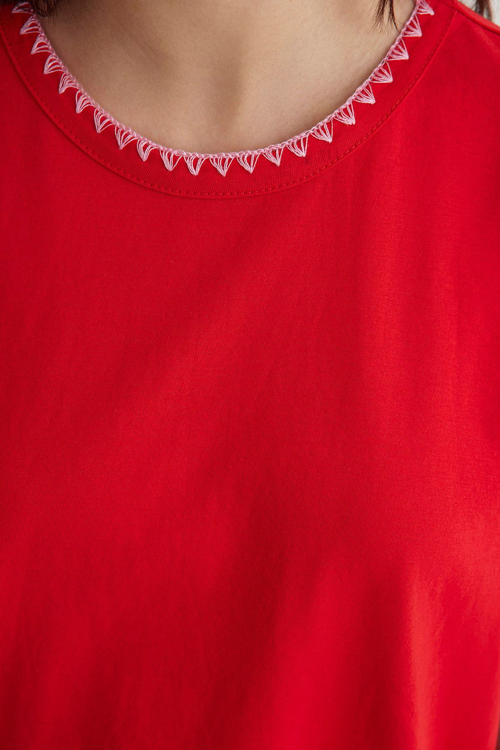 K?rm?z? %100 Pamuk Kontrast Dikis Detayl? Basic Bisiklet Yaka Orme T-Shirt TWOSS19AD0085