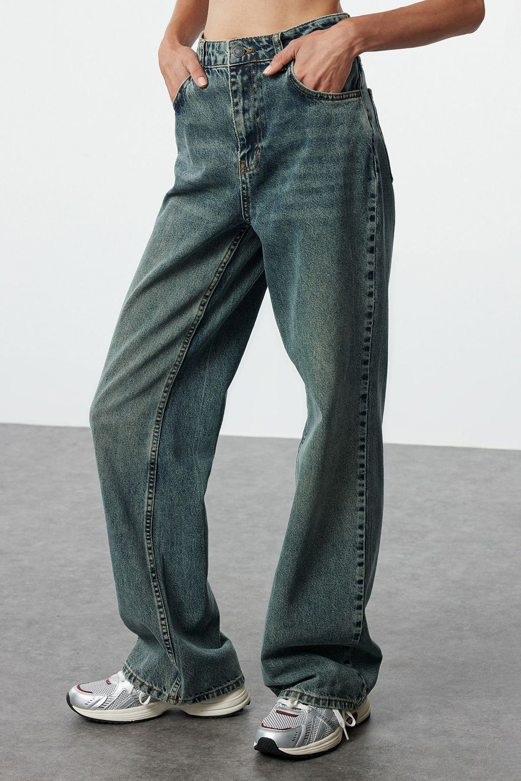 TRENDYOLMILLA Mavi Soluk Efekt Vintage Yuksek Bel Wide Leg Jeans TWOAW25JE00095