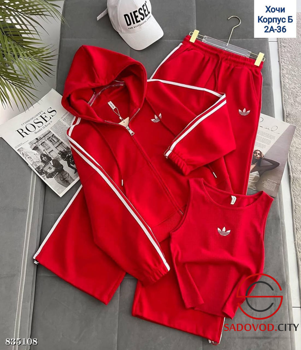 Спортивный женский костюм