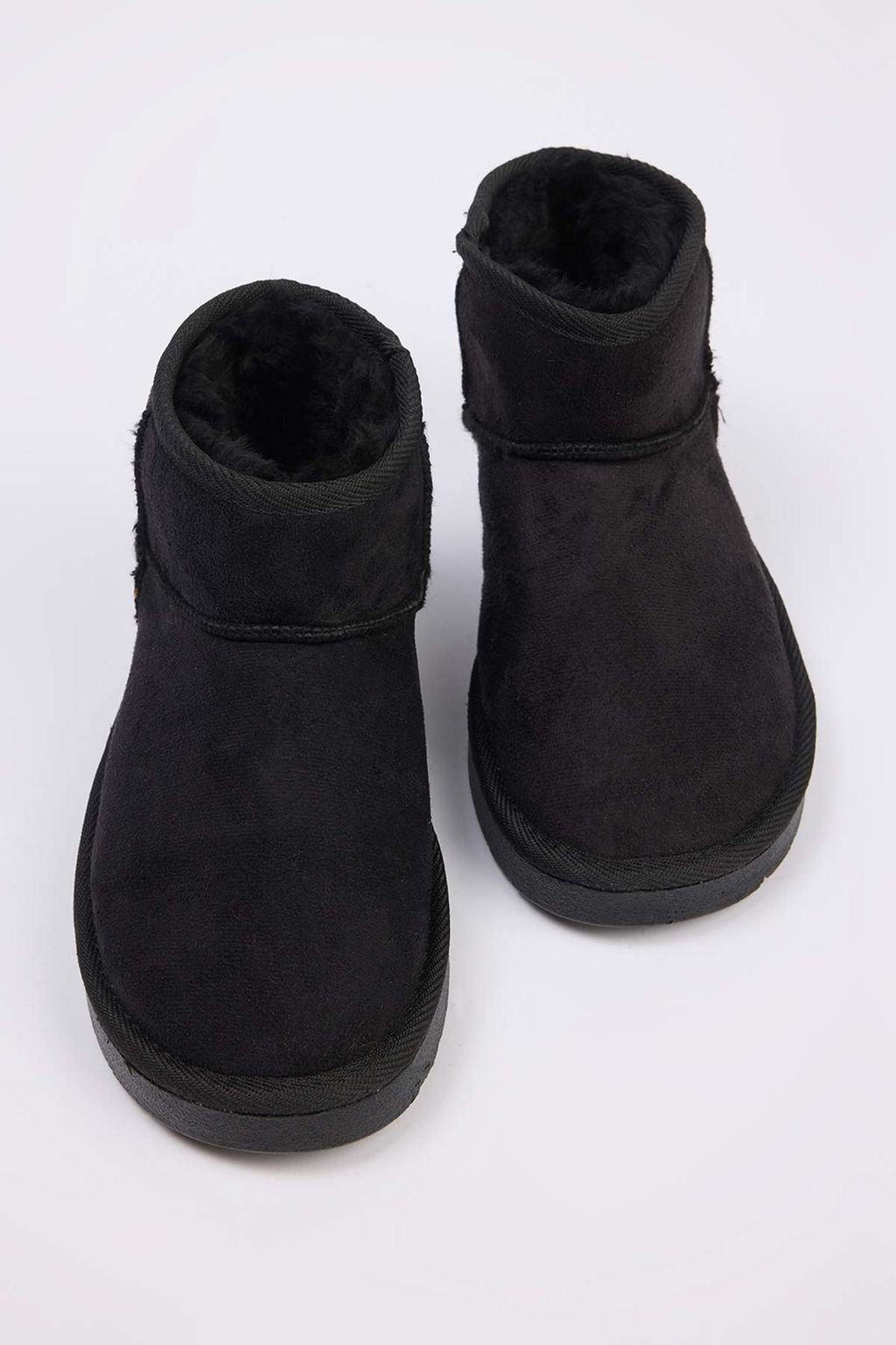 Siyah Ici Kurklu Yuvarlak Burun Duz Topuklu Kad?n Bot TAKAW26BO00001