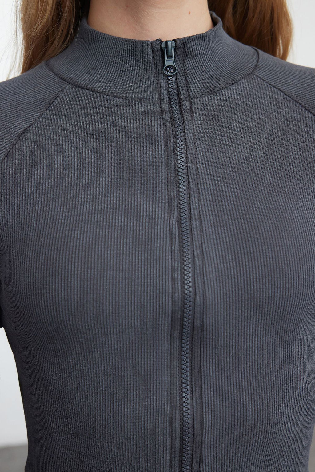 Trendyolmilla Antrasit Y?kamal? Fermuarl? Fitted/Vucuda Oturan Fitilli Esnek Orme Bluz TWOAW25BZ00171 фото 4