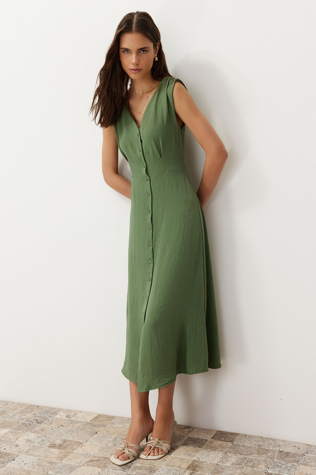 TRENDYOLMILLA Siyah Dugmeli Kolsuz Midi Dokuma Gomlek Elbise TWOSS24EL00442 фото 3