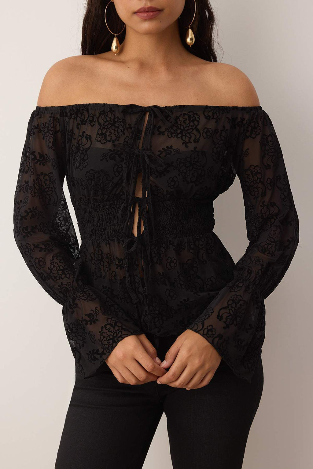 Siyah Cicekli Astars?z Carmen Yaka Baglamal? Tul Party Bluz TPRAW26BZ00014