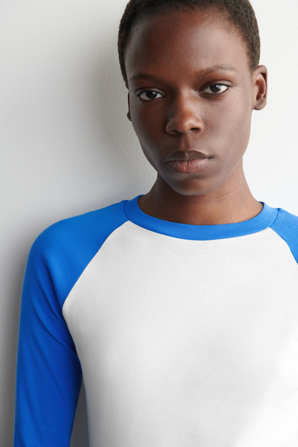 CAMISETA CON MANGAS EN CONTRASTE - H&m фото 5