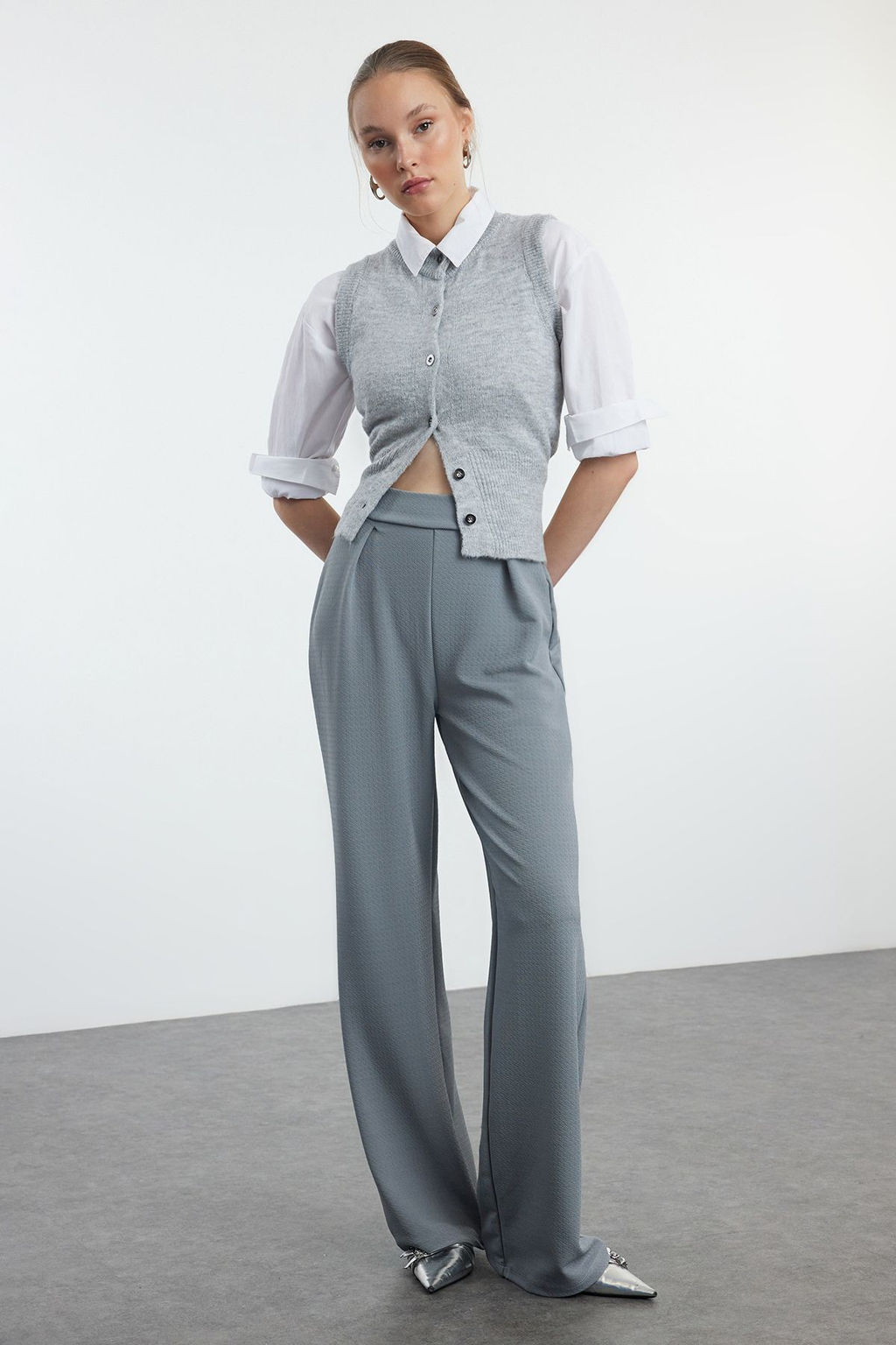 TRENDYOLMILLA Siyah Pileli Wide Leg/Rahat Kesim Orme Palazzo Pantolon TWOSS24PL00038