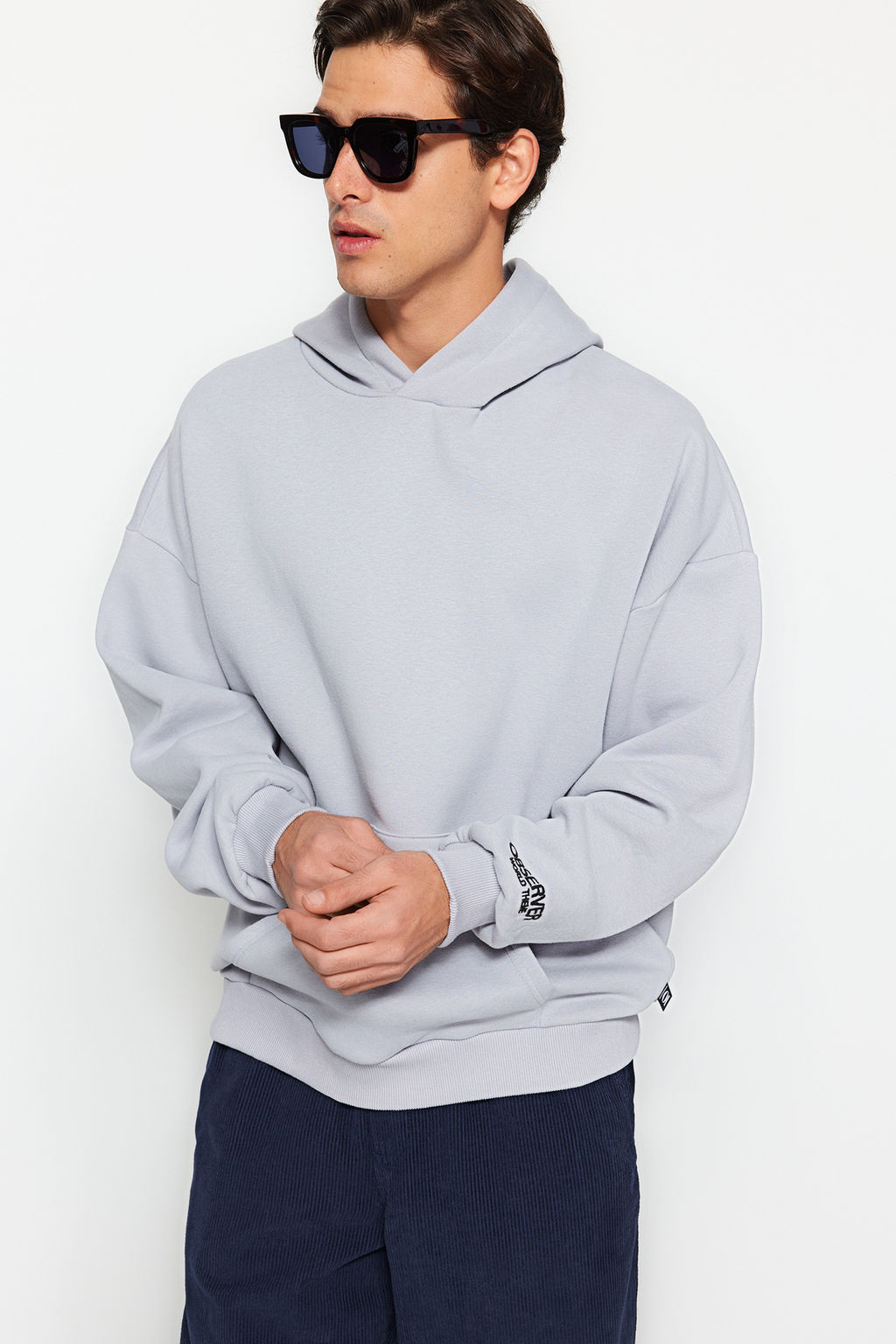 TRENDYOL MAN Siyah Kapusonlu Oversize/Genis Kesim Nak?sl? Etiketli Yumusak Kumas Sweatshirt TMNAW24SW00031 - Trendyolmilla фото 14