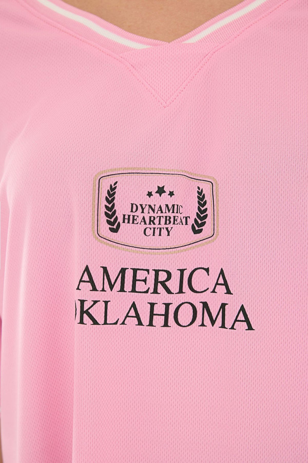 TRENDYOLMILLA Pembe Slogan Bask?l? Oversize/Genis Kesim V Yaka Orme T-Shirt TWOSS24TS00112 фото 12