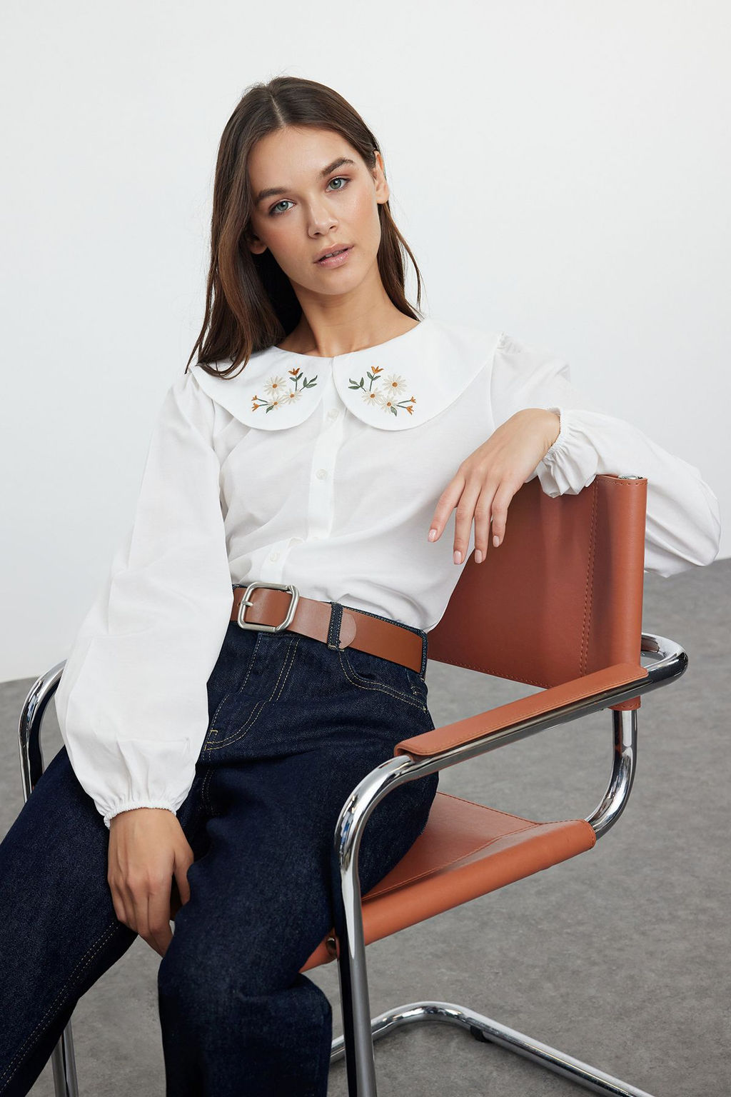 TRENDYOLMILLA Ekru Yakas? Nak?s Detayl? Pamuk Regular Normal Kal?p Dokuma Gomlek TWOSS23GO00009 фото 17